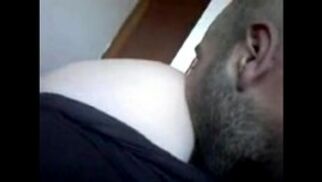 سكس جزائري نار مع نياكها يلحس خرم طيزها الوردي ويهيجها قبل نيكها